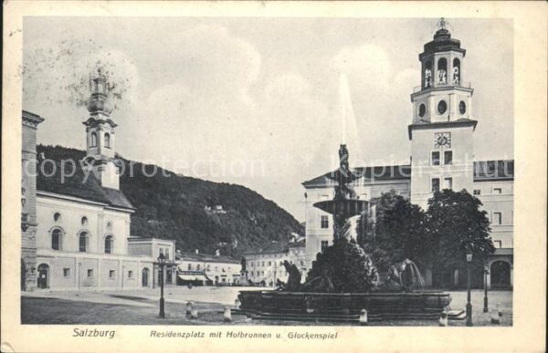 Salzburg Oesterreich Residenzplatz mit Hofbrunnen Glockenspi
