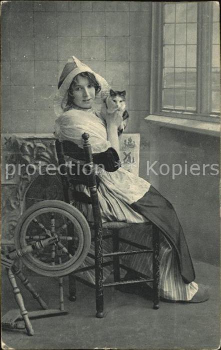 Spinnrad Frau Tracht Katze