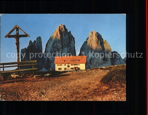 Dreizinnenhuette Schutzhütte mit Drei Zinnen Wegekreuz D