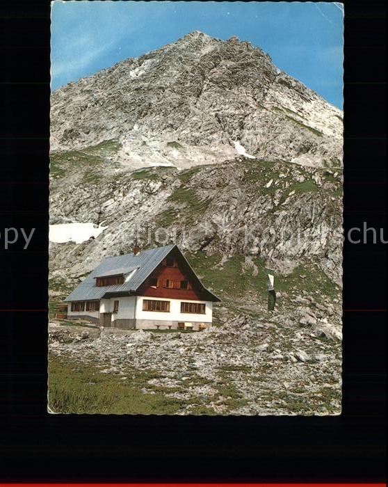 Goeppingerhuette mit Hohem Licht Schutzhütte Lechquellen