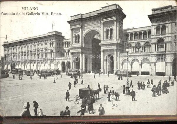 Milano Facciata della Galleria Vitt.Eman