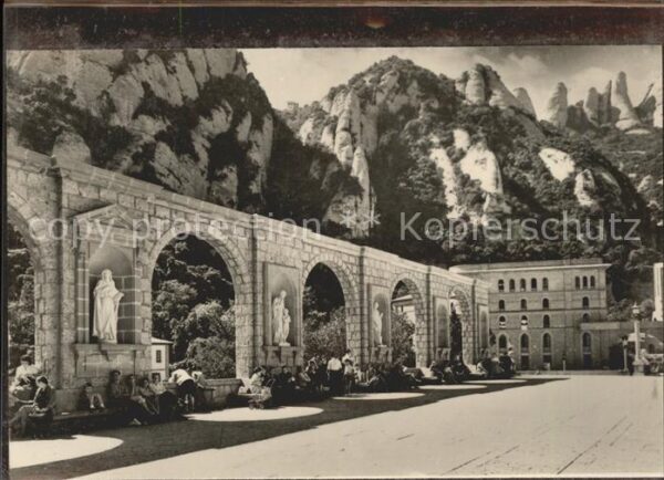 Monistrol de Montserrat Cataluna Bögen des Klosterplatzes