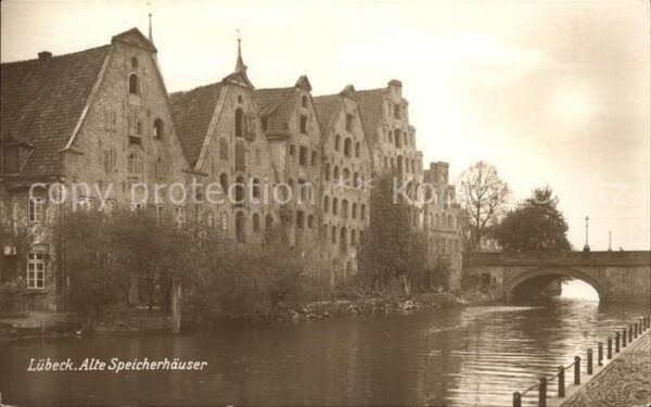 Luebeck Alte Speicherhäuser an der Trave Brücke