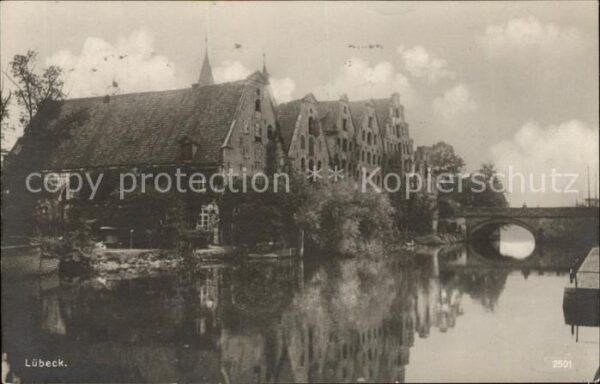 Luebeck Alte Speicherhäuser an der Trave Brücke