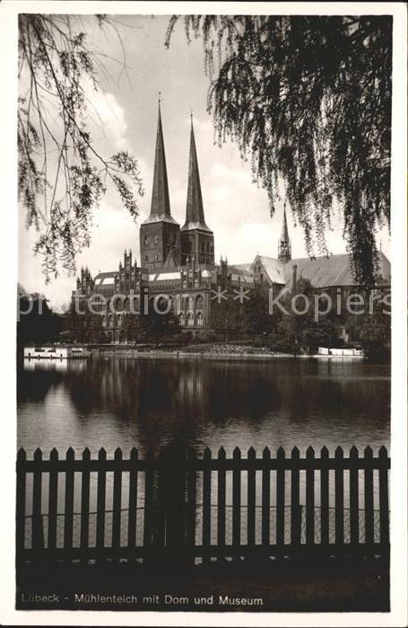 Luebeck Mühlenteich mit Dom und Museum