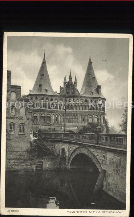 Luebeck Holstentor und Holstenbrücke Trave