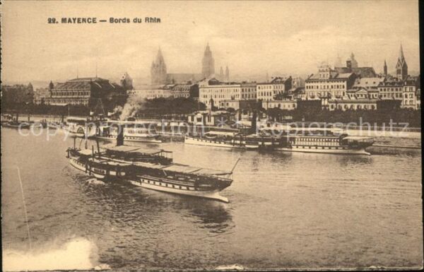 Mainz Rhein Rheinkai mit Schiffen