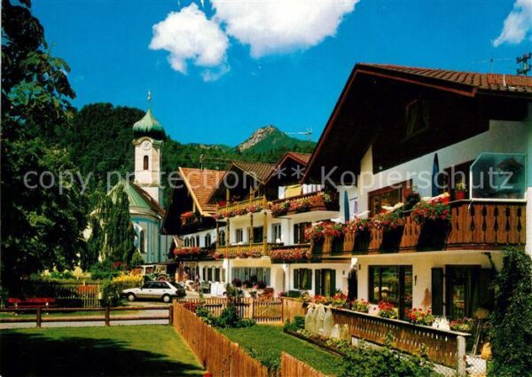 Farchant Dorfplatz mit Pfarrkirche und Ammergaue