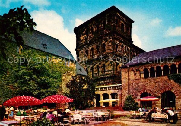 Trier Brunnenhof mit Porta Nigra und Simeonst
