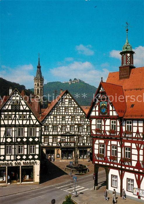 Bad Urach Rathaus mit Blick zur Burgruine Hohenau
