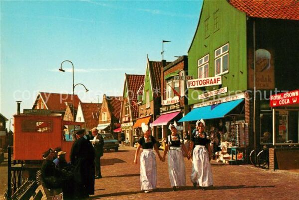 Volendam Junge Frauen in Trachten