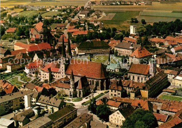 Altoetting Kapellplatz und Basilika Fliegeraufnahm