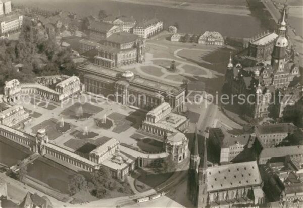 Dresden Zwinger und Theaterplatz Fliegeraufnahm