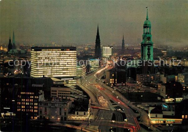 Hamburg Ost West Strasse bei Nacht mit St Micha