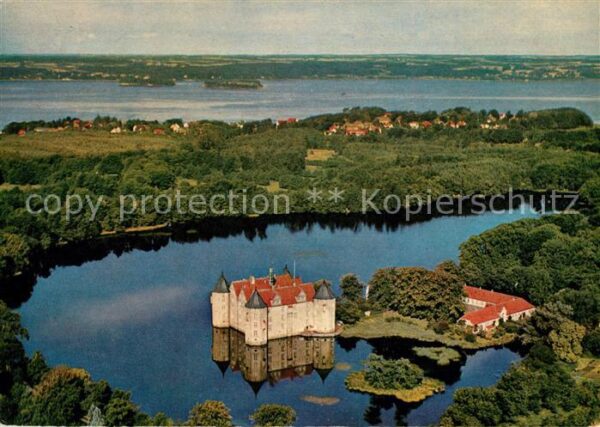 Gluecksburg Ostseebad Wasserschloss im Hintergrund dänische K