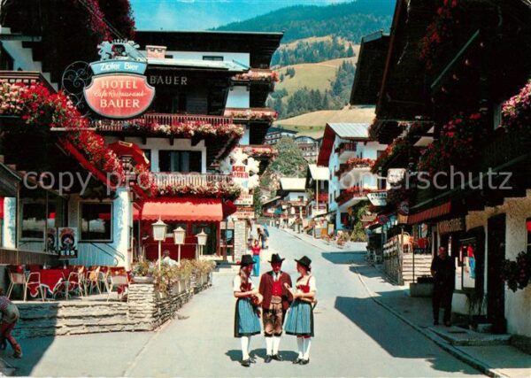 Saalbach-Hinterglemm Ortsstrasse Tracht