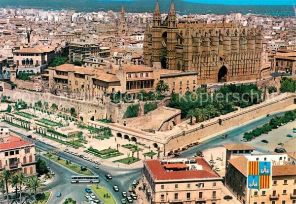 Palma de Mallorca Catedral y Huerto del Rey vista aerea
