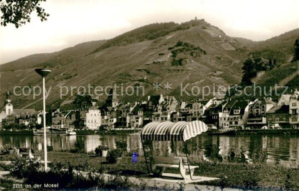 Zell Mosel Uferpromenade an der Mosel Weinberge