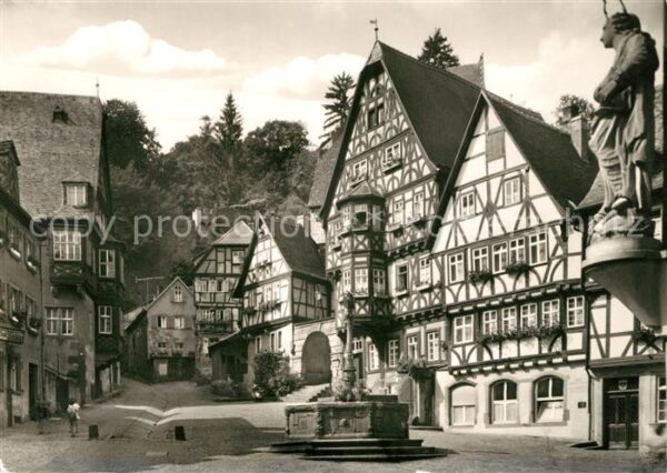 Miltenberg Main Marktplatz und Brunnen Fachwerkhäuser A