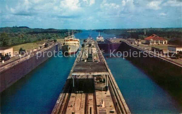 Schiffe Ships Navires Esclusas de Gatun Canal de Panama