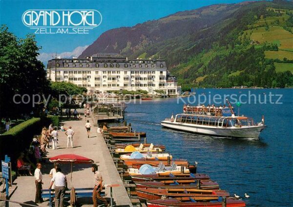 Zell See Seepromenade mit Grand Hotel und Schiff