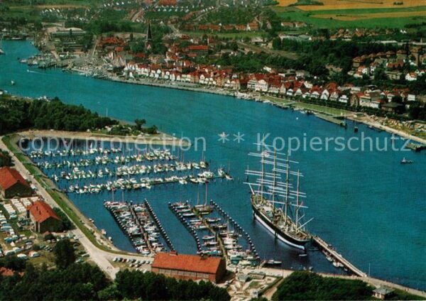Travemuende Ostseebad Fliegeraufnahme mit Hafen