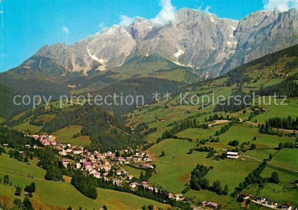 Muehlbach Hochkoenig Bergdorf am Fusse des Hochkönigs Fliege