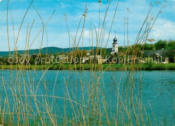 Brauneberg Uferpartie an der Mosel Blick zum Ort