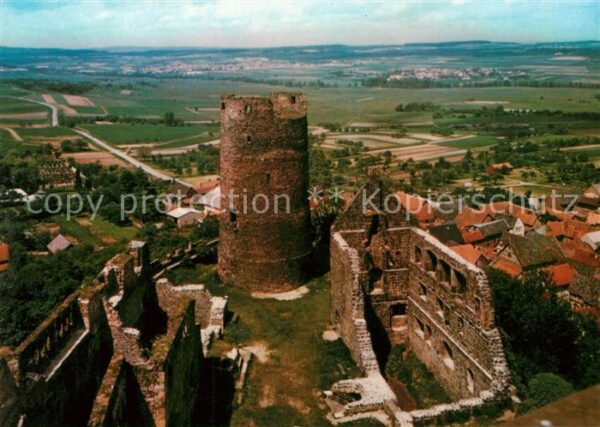 Muenzenberg Burgruine Burghof nach Westen