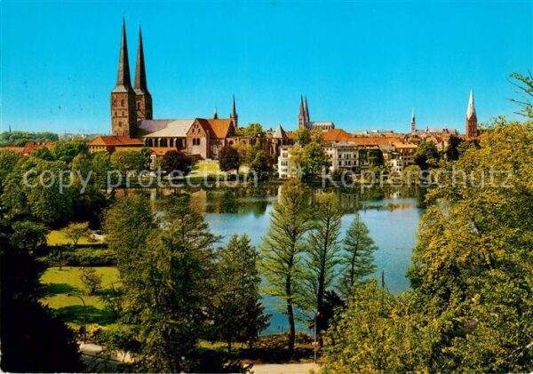 Luebeck Mühlenteich mit Dom und Türmen der Stad