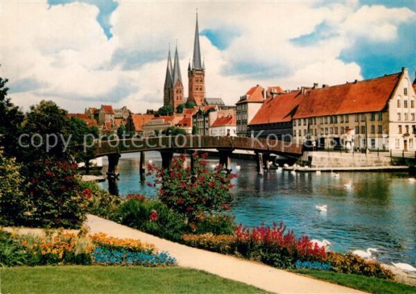 Luebeck Blick vom Malerwinkel Uferpromenade Tra