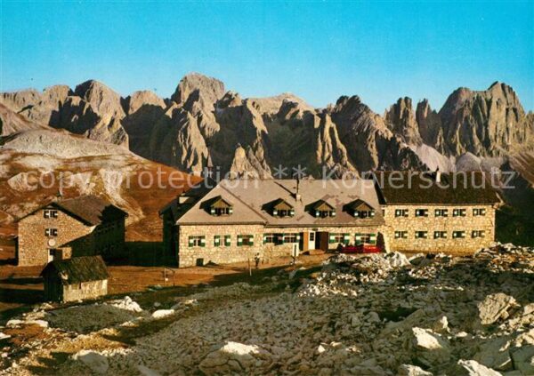 Voels Schlern Suedtirol Schlernhäuser gegen den Rosengarten Dol
