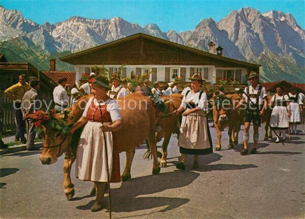 Garmisch-Partenkirchen Almabtrieb Kühe Tracht Zugspitze