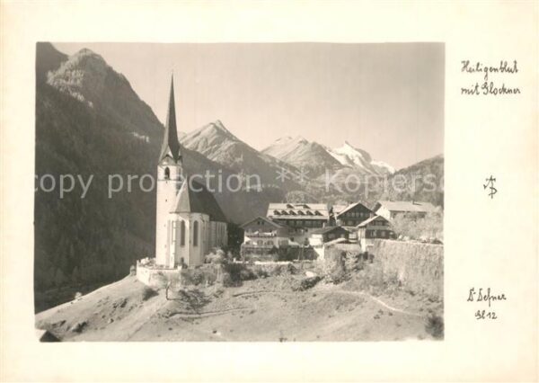 Heiligenblut Kaernten Ortsansicht mit Kirche Blick zum Grossg