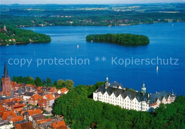 Ploen See mit Schloss Naturpark Holsteinische Sch