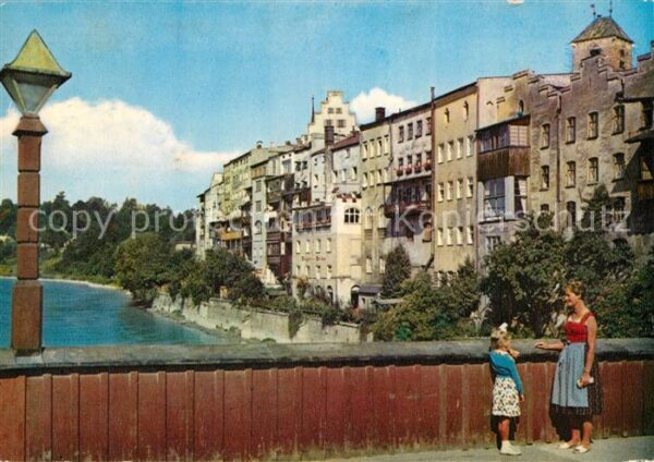 Wasserburg Inn Mutter mit Kind an der Innbrücke