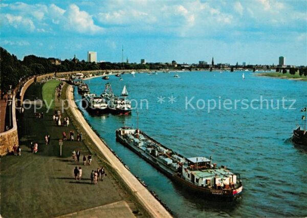 Duesseldorf Blick von der Theodor Heuss Brücke Rhei