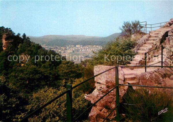Dahn Burgruine mit Blick auf die Stadt