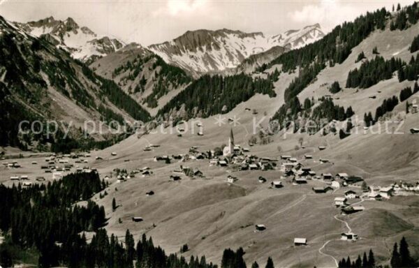Mittelberg Kleinwalsertal Panorama mit Älpeleskopf und Güntlispit