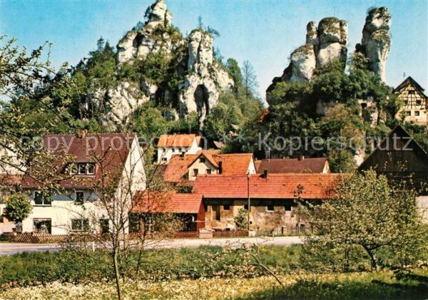Tuechersfeld Ortsmotiv mit Felsen Fränkische Schweiz