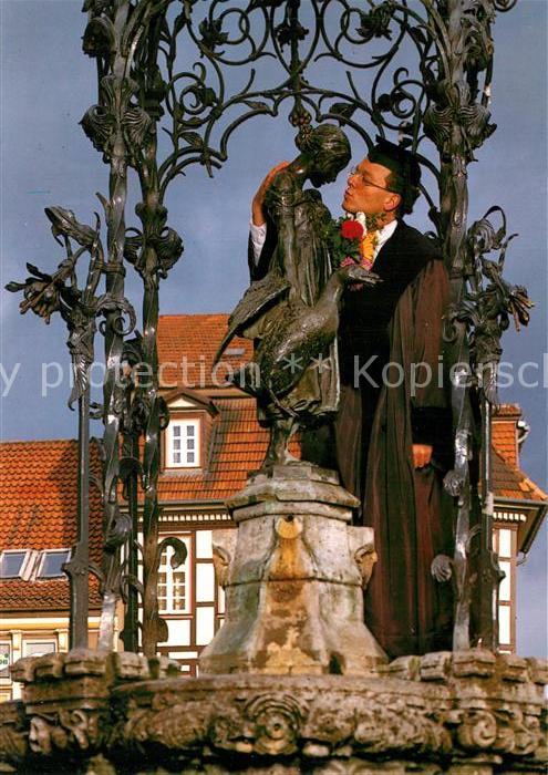 Goettingen Niedersachsen Gänseliesel Brunnen Kuss eines frischge