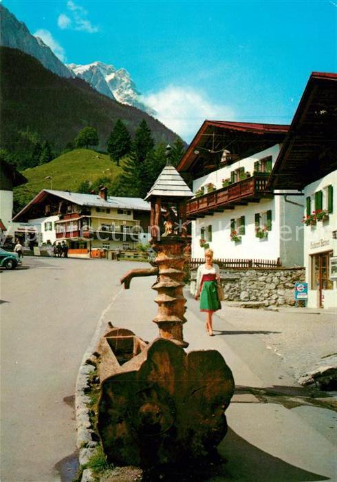 Obergrainau Dorfbrunnen mit Zugspitze Wettersteinge