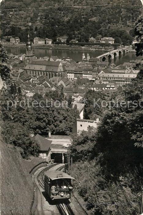 Heidelberg Neckar Bergbahn mit Blick auf Heiliggeist Kirc