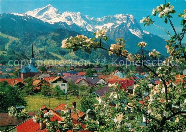 Garmisch-Partenkirchen Ortsansicht mit Kirche gegen Zugspitzgr