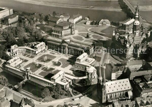 Dresden Zwinger und Theaterplatz Fliegeraufnahm
