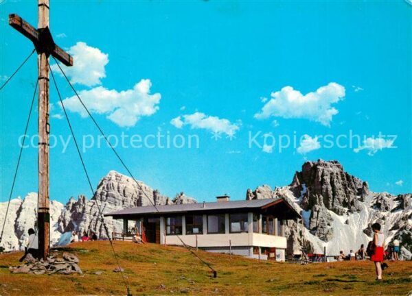 Axamer Lizum Gasthaus mit Gipfelkreuz mit Kalkkögel