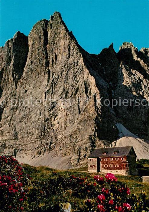Falkenhuette im Karwendelgebirge mit Lalidererspitze
