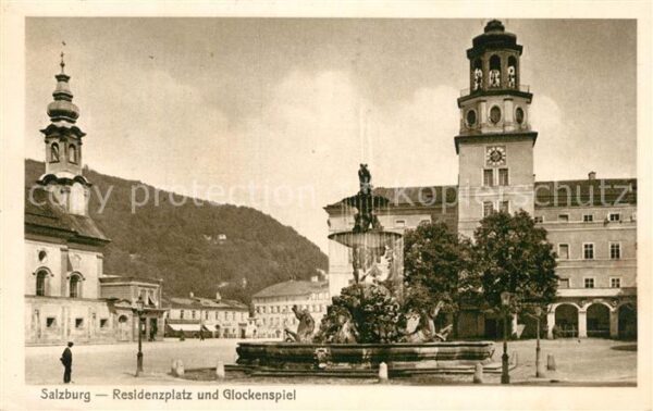 Salzburg Oesterreich Residenzplatz und Glockenspiel