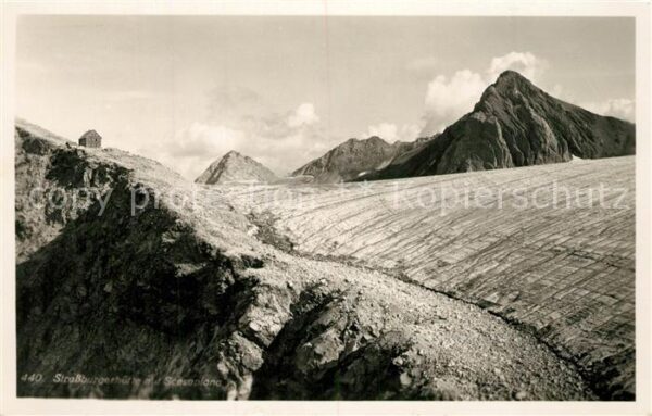 Strassburgerhuette mit Scesaplana Alpen