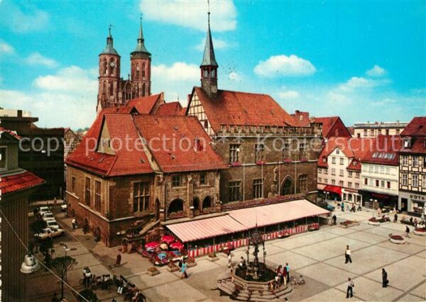 Goettingen Niedersachsen Gänselieselbrunnen Rathaus und Johannis